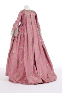 Bakifrån av en ryggklänning från 1750-talet (vävt siden och silvermetalltråd)
