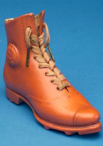 Replika fotbollsskor med snören märkta med Stevens patent (keramik) av English School