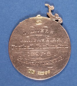 Baksidan av en Preston North End Football Club-medalj, 1897-98 (metall) (se även 315000) av English School