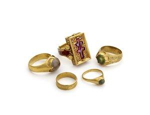 Ringar från Thame Hoard hittade i Themsen, terminaldatum 1457 (guld och ädelstenar)