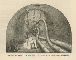 Sektion av tunnelbanan, norra sidan, vid korsningen av Charterhouse Street av English School