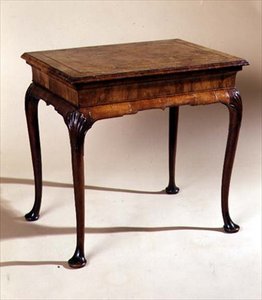 Sidobord, ca 1710 (valnöt) av English School