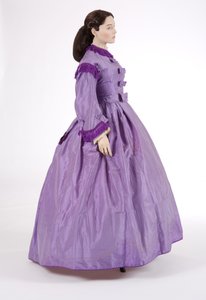 Sidovy av en lila dagklänning, 1860-tal (randig sidentaft) av English School