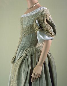 Silvervävnadsklänning, 1660-tal (silke, spets och silvermetalltråd) av English School