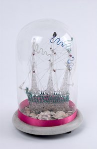 Skepp av spunnet glas under en glaskupol, ca 1820 (glas) av English School