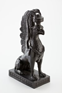 Staffordshire Wedgwood basalt ware ljusstake i form av en griffin, c.1771-80 (basalt ware) av English School