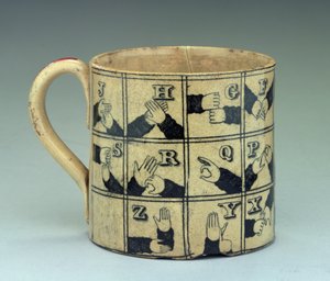 Staffordshire-mugg föreställande alfabetet på teckenspråk, ca 1820 (lergods) av English School
