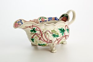 Staffordshire sauce boat, ca 1760 (lergods) av English School