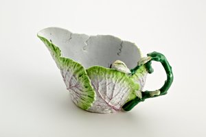Staffordshire såsbåt bildad av gjutna löv och kvisthandtag, ca. 1749-60 (porslin)