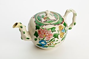 Staffordshire tekanna dekorerad med krysantemum, 1760 (saltglaserat lergods) av English School
