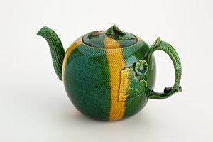 Staffordshire tekanna med crabstock-handtag och pip, 1750 (blyglaserat lergods) av English School