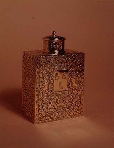 Tecaddie, dekorerad i stil med Gribelin, ca 1700 (förgylld silver) av English School