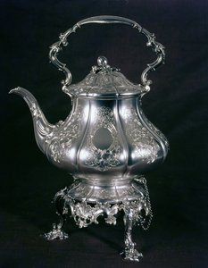 Tekanna och vattenkokare med lampställ och brännare av Mrs Barnard, London, 1852 (silver)