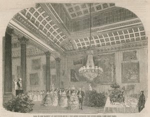 Drottningen går in i Supper Room på Grosvenor House av English School