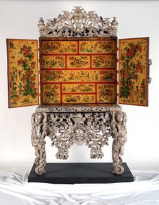 The Witcombe Cabinet, c.1697 (japanned och försilvrat trä)