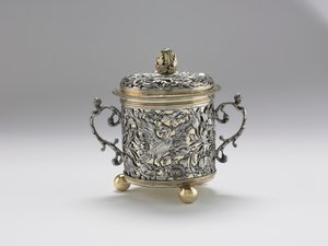 Bägare med två handtag, 1677 av English School