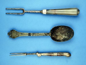 Två gafflar och en sked, 1600-tal (oädel metall och agat) av English School