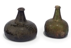 Två gröna "lök" vinflaskor, c.1700 av English School