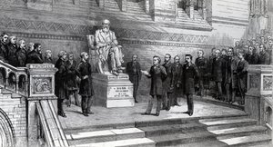 Avtäckning av statyn av den sene Charles Darwin i Natural History Museum, South Kensington, 9 juni 1885 av English School