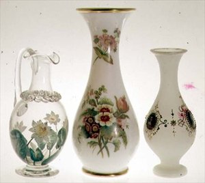 Vattenkanna, dekorerad med näckrosor i keramisk färg omsluten av kristall, av Henry G. Richardson, mitten av 1800-talet; två vaser av opalglas av Henry G.Richardson, sent 1800-tal; opalglasvas med emaljmålning, sent 1800-tal (glas) av English School