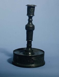 William Grainger ljusstake med reliefgjuten dekoration, daterad 1616 (tenn) av English School