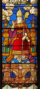 Fönster N2 som visar St Nicholas: en förvandlad figur av Gud Fadern, ursprungligen högst upp på ett Jesses träd fortfarande vid St Georges Hannover Square av English School
