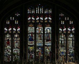 Fönster som visar östfönstret i Beauchamp-kapellet; det vandaliserades av puritanerna 1643, men har restaurerats mycket skickligt, med vissa figurer som återskapats från fragment. Man av English School