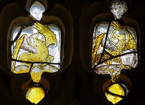 Fönster n2 som visar evangelistsymboler - St Lukes tjuren och St Johns eagle av English School