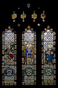 Fönster n5 som visar St Christopher, St Michael, St Peter av English School