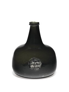 Vinflaska av malletform med strängkant och insparksbas, 1714 av English School