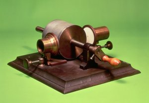 Replika av den första fonografen, uppfunnen av Thomas Alva Edison (1847-1931) 1877 (metall) (se även 260255)