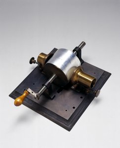 Replika av den första fonografen, uppfunnen av Thomas Alva Edison (1847-1931) 1877 (metall) (se även 2341)