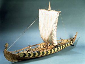 Riggad modell av ett vikingaskepp hittat i Gokstad, Norge 1880 (trä)