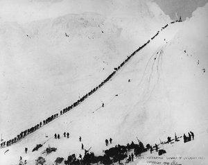 Packers som tar sig upp på toppen av Chilkoot Pass, från "One Man