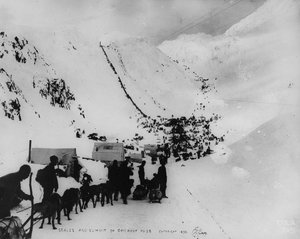 Skalor och toppen av Chilkoot Pass, från "One Man
