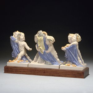 Figurgrupp i tre delar på sockel av Eric Bradbury