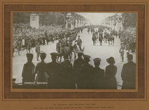 Segerfirande i London 1919, Sir Douglas Haig hälsar kungen (s/v foto)