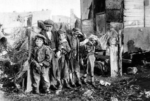 En grupp gatuborrar, Paris, 1931