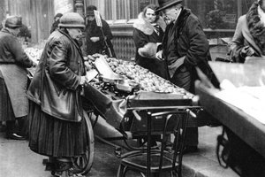 En typisk fruktförsäljare, Paris, 1931. av Ernest Flammarion