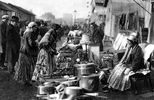 En vy av loppmarknaden vid ingången till St Ouen, Paris, 1931