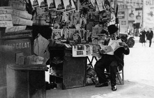 Tidningsställ, Paris, 1931.