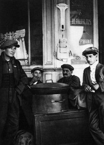 Gatuförsäljare av rostade kastanjer, Paris, 1931.