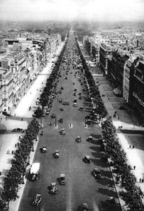 Utsikt över Avenue des Champs Elysees, Paris, 1931. av Ernest Flammarion