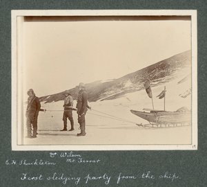 E H Shackleton, Dr Edward Wilson och Mr Hartley Ferrar (geologen) i sele till släden. Från album av Sir Ernest Henry Shackleton med titeln National Antarctic Expedition (1901-1903) av Ernest Henry Shackleton