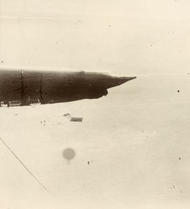 Tittar ner från ballongen på platån. Från album av Sir Ernest Henry Shackleton med titeln National Antarctic Expedition (1901-1903) av Ernest Henry Shackleton