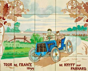 De Knyff kör en Panhard-bil i Tour de France 1899: keramiska plattor tillverkade av Gilardoni Fils et Cie i Paris, efter en ritning av Ernest Montaut (1878-1909) av Ernest Montaut