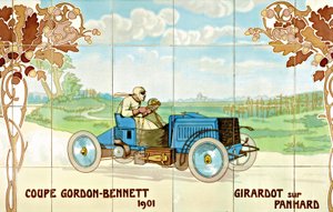 Girardot kör en Panhard-bil i Gordon Bennet Cup 1901: keramiska plattor tillverkade av Gilardoni Fils et Cie i Paris, efter en ritning av Ernest Montaut (1878-1909) av Ernest Montaut