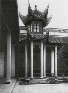 Changshafu, Chen kia tze tang, Hunan, Chen-familjens förfäders tempel, Klocktornet i huvudgården (svartvitt foto) av Ernst Boerschmann