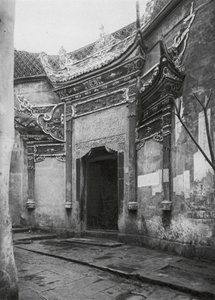 Chungkingfu, Szechuan, Husdörr i gränd, utsmyckad med glaserat porslin (svartvitt foto) av Ernst Boerschmann