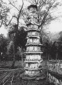 Hangchoufu, Sihu, Yun lin sze, Chekiang, Pagod i Cloud Grove-klostret vid West Lake nära Hangchou (svartvitt foto) av Ernst Boerschmann